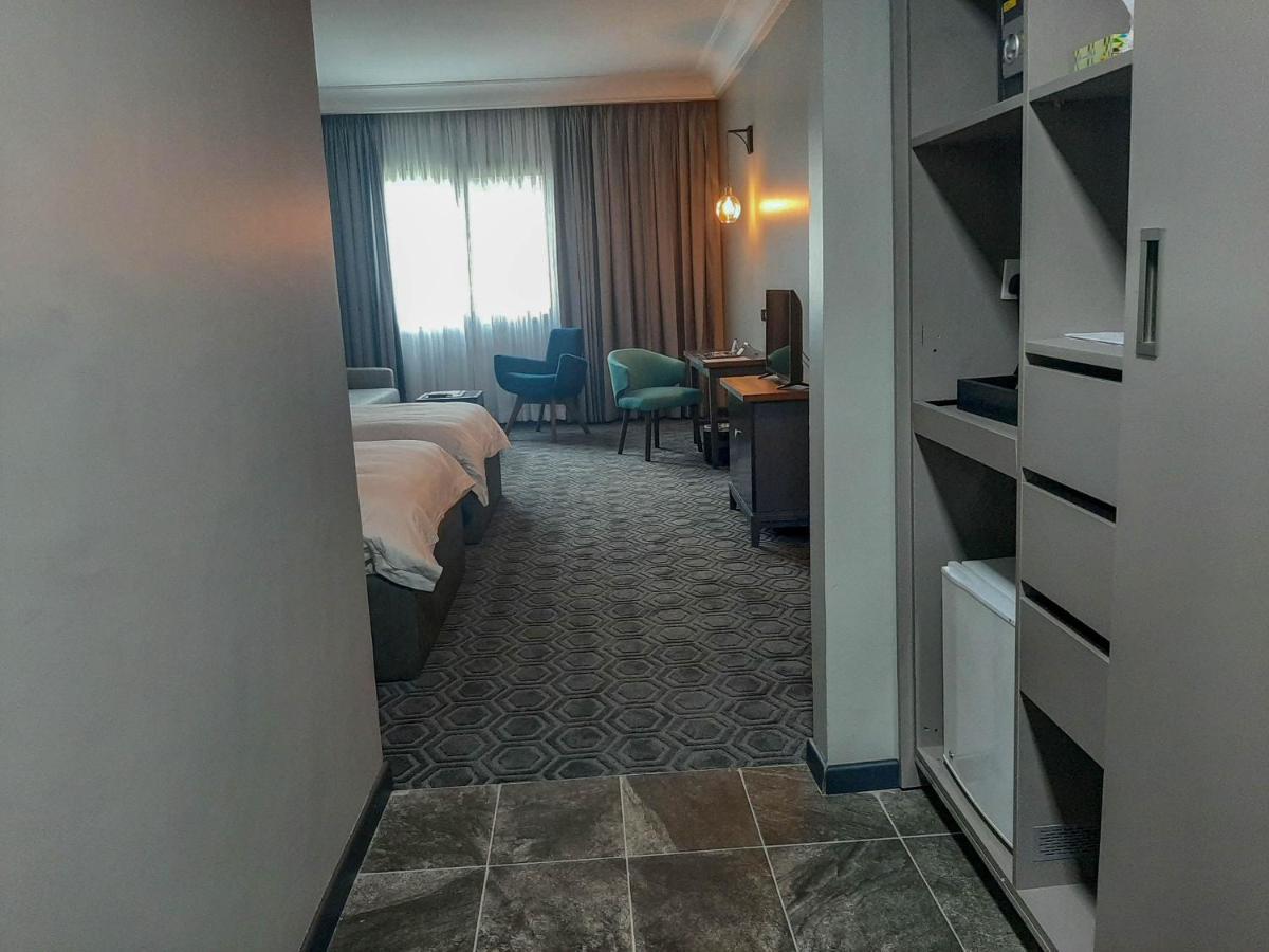Fiesta Royale Hotel Accra Exterior photo